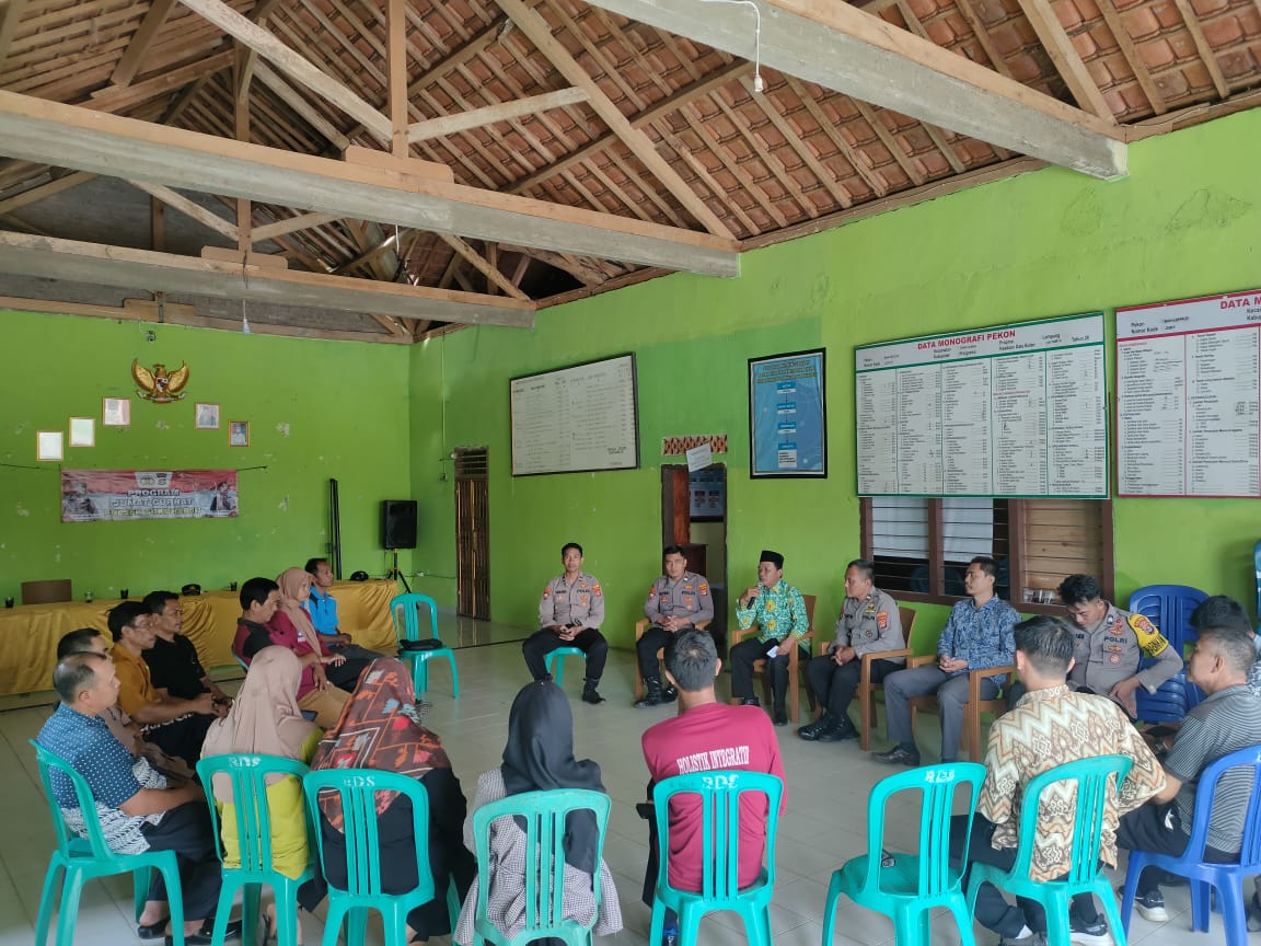 polsek sukoharjo mengadakan acara jum'at curhat di pekon banjarejo kec. banyumas..